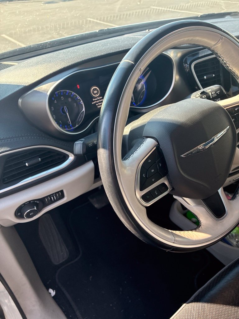 Used 2018 Chrysler Pacifica Limited FWD image 1