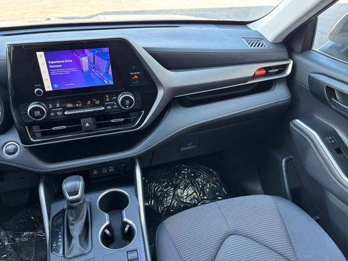Used 2025 Toyota Highlander LE FWD image 35