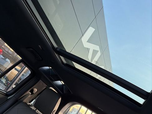 Used 2024 Land Rover Defender 110 S image 19