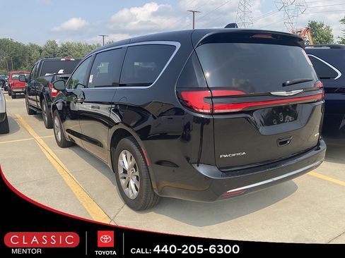 Used 2023 Chrysler Pacifica Touring-L AWD/4WD image 2