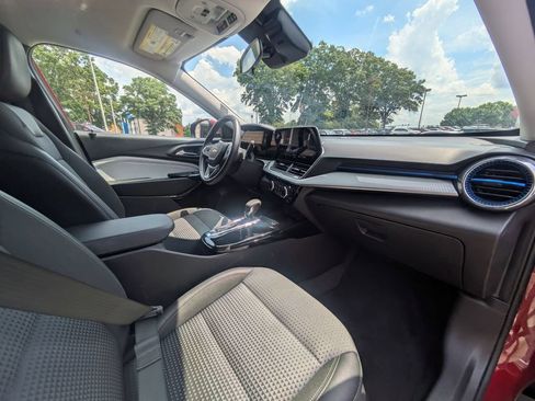 Used 2025 Chevrolet Trax LT w/ LT Convenience Package FWD image 31