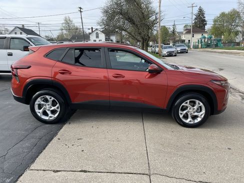 Used 2024 Chevrolet Trax LS w/ LS Convenience Package FWD image 3