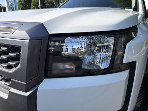 Used 2025 Nissan Frontier SV w/ SV Convenience Package RWD image 6