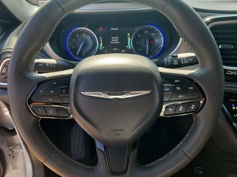 Used 2024 Chrysler Pacifica Touring FWD image 17