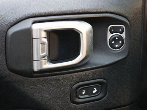 Used 2020 Jeep Wrangler Unlimited Sahara image 16