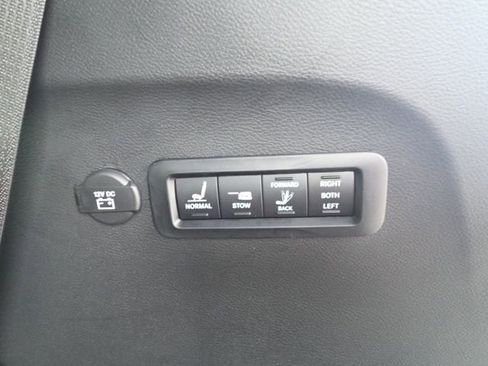 Used 2023 Chrysler Pacifica Limited w/ Uconnect Theater Family Group image 13