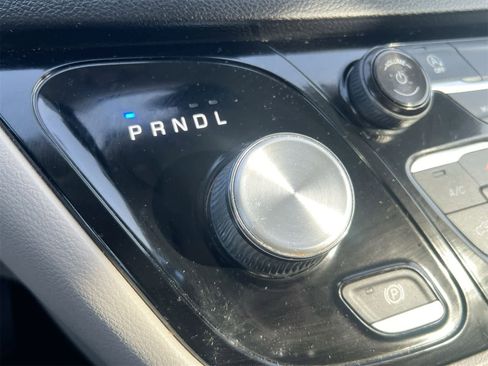 Used 2019 Chrysler Pacifica Touring-L image 33