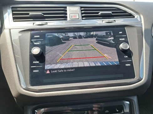 Used 2023 Volkswagen Tiguan SE w/ Panoramic Sunroof Package image 12