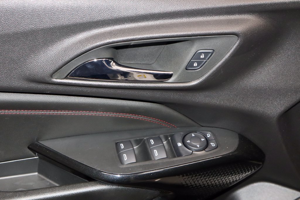 Used 2025 Chevrolet Trax RS FWD image 18
