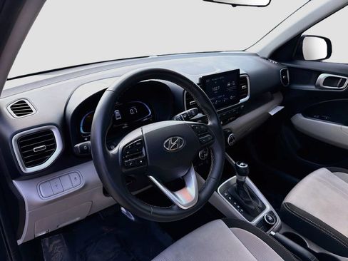 Used 2024 Hyundai Venue SEL FWD image 9