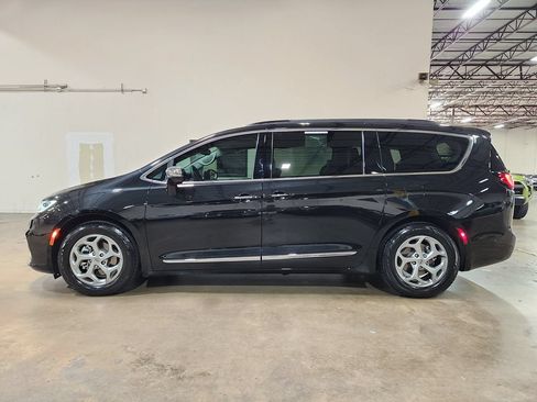 Used 2023 Chrysler Pacifica Limited w/ Uconnect Theater Family Group FWD image 7