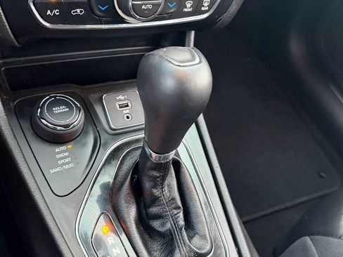 Used 2020 Jeep Cherokee Limited AWD/4WD image 22