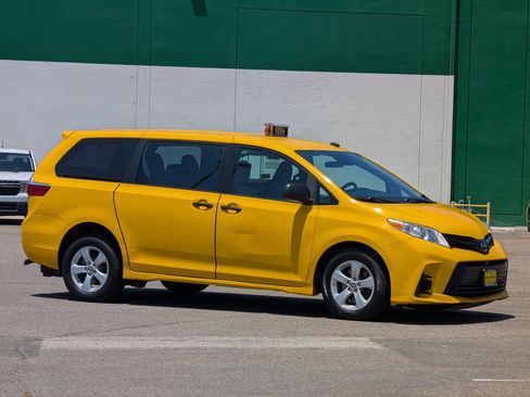 Used 2018 Toyota Sienna L FWD image 2