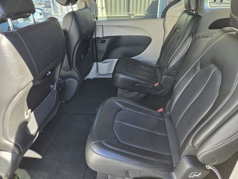 Certified 2023 Chrysler Pacifica Touring-L image 25