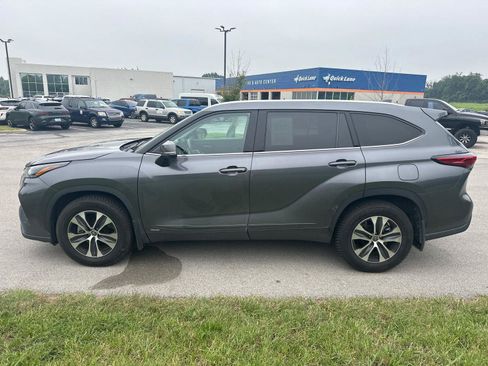 Used 2022 Toyota Highlander XLE AWD/4WD image 11