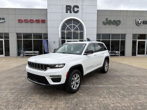 Used 2022 Jeep Grand Cherokee Limited w/ Trailer Tow Prep Group (B) AWD/4WD image 4