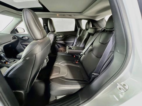 Used 2022 Jeep Cherokee Limited image 24