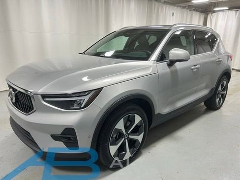 Used 2025 Volvo XC40 B5 Plus AWD/4WD image 1