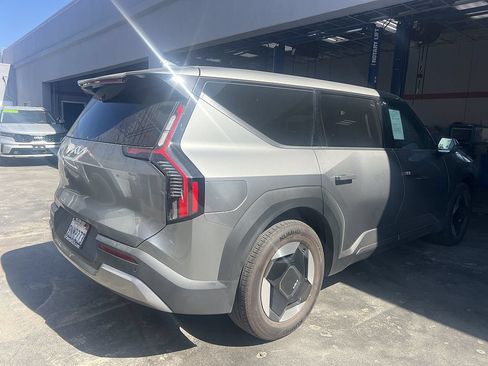 Used 2024 Kia EV9 Light Long Range RWD image 5