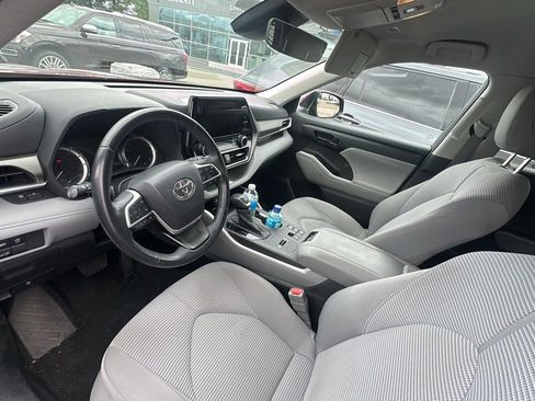 Used 2023 Toyota Highlander LE image 3