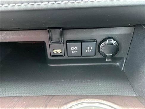 Used 2020 Toyota Highlander Limited FWD image 26