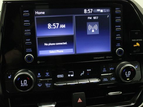 Used 2022 Toyota Highlander XLE AWD/4WD image 28