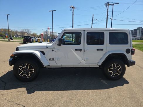 Used 2025 Jeep Wrangler Unlimited Sahara w/ Safety Group AWD/4WD image 5