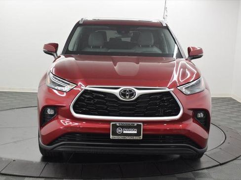 Certified 2023 Toyota Highlander XLE image 3