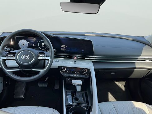 Certified 2025 Hyundai Elantra Limited FWD image 9