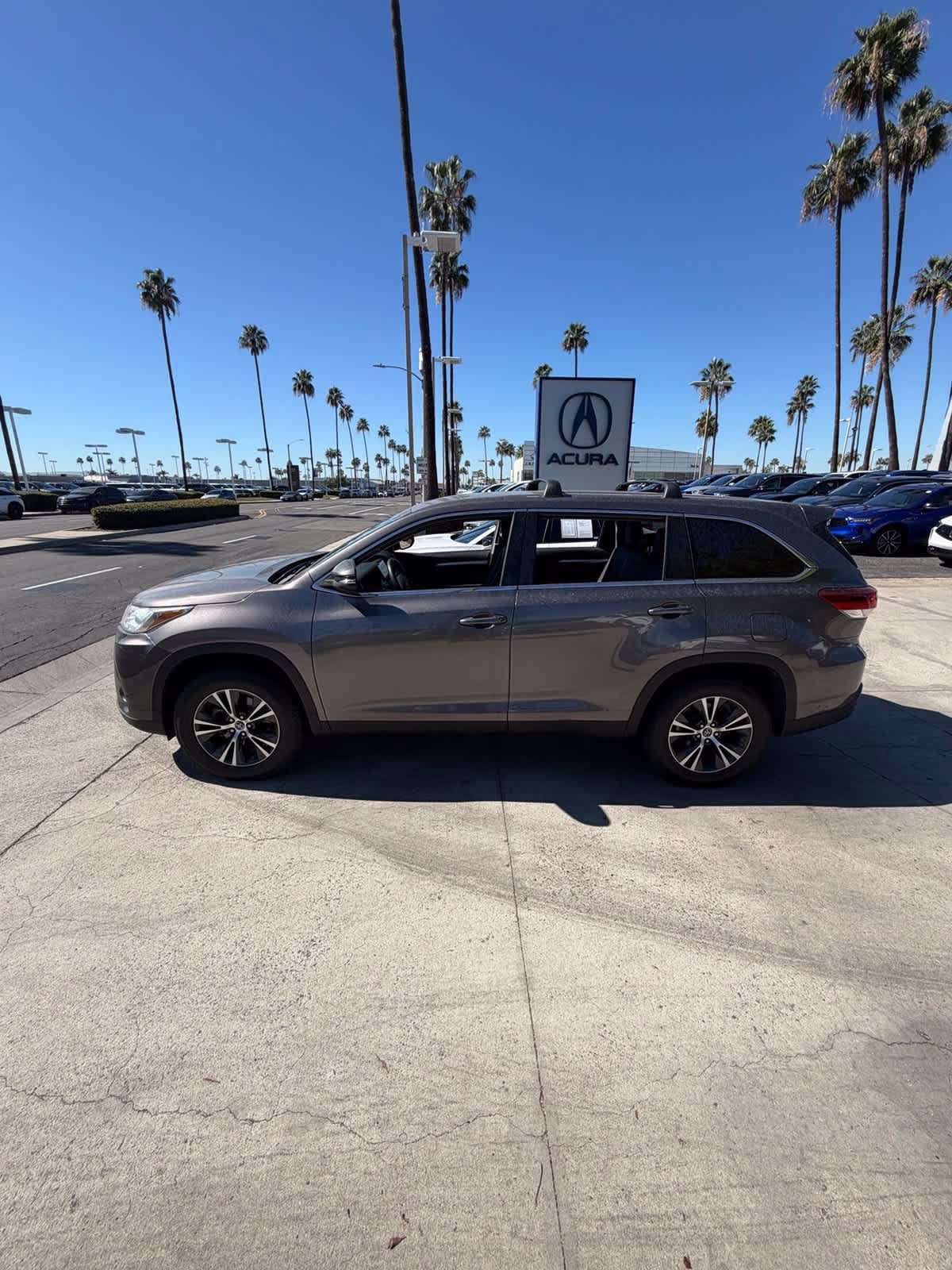 Used 2019 Toyota Highlander LE FWD image 6