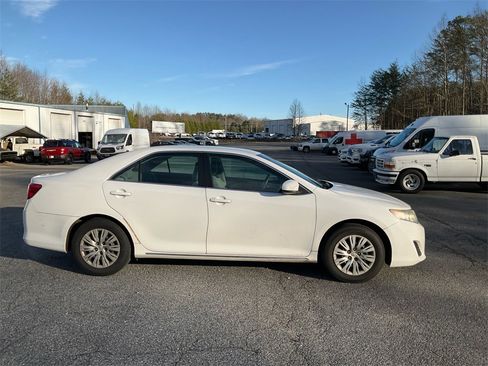 Used 2013 Toyota Camry LE image 4