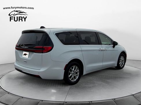 Used 2023 Chrysler Pacifica Touring-L FWD image 3