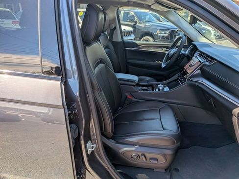 Used 2023 Jeep Grand Cherokee L Limited w/ Luxury Tech Group II AWD/4WD image 34