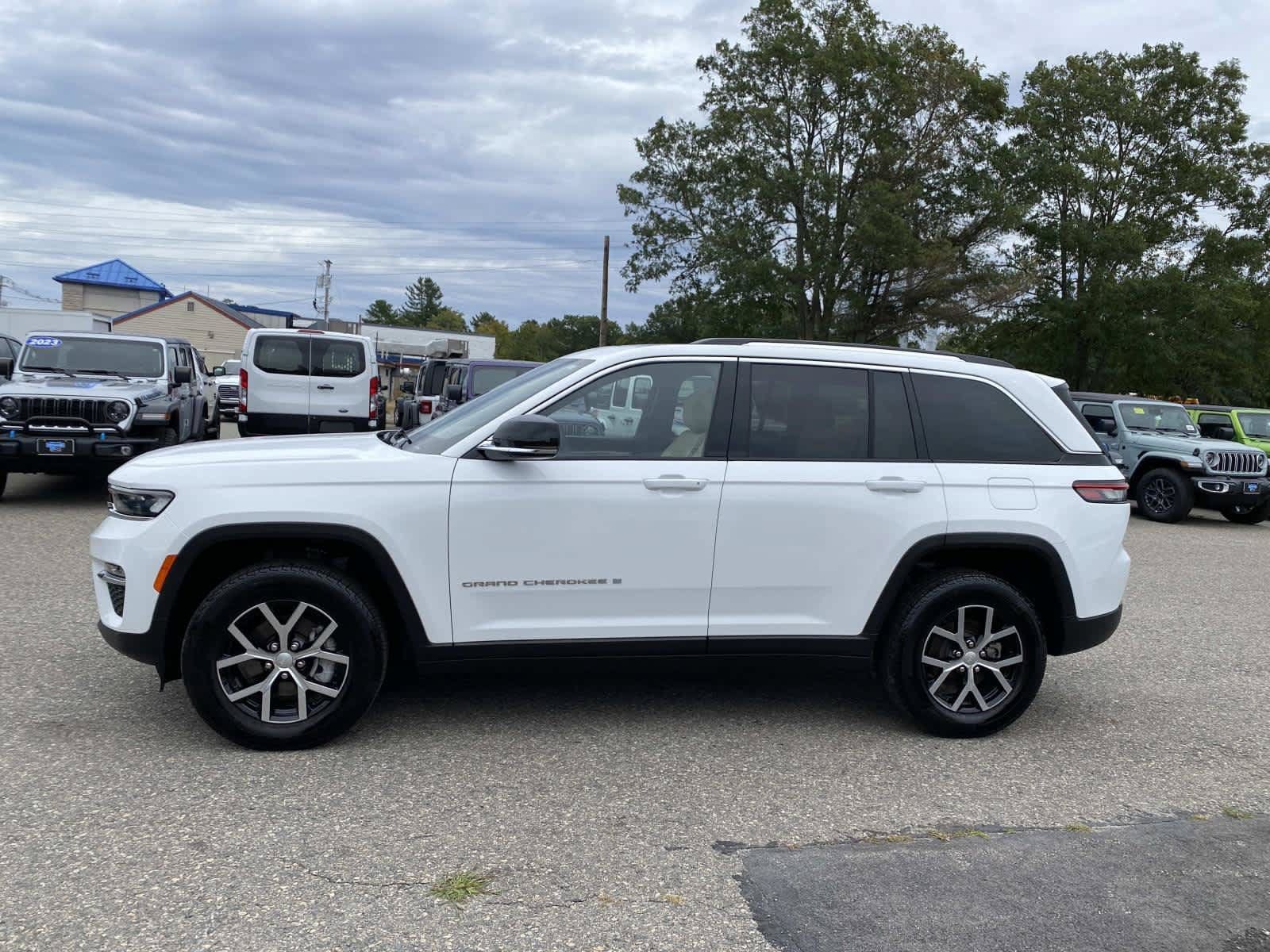 Certified 2023 Jeep Grand Cherokee Limited AWD/4WD image 8