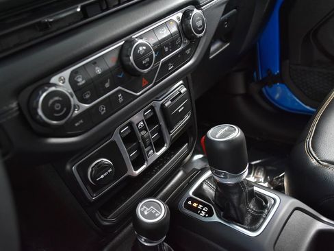 Used 2025 Jeep Gladiator Sport AWD/4WD image 21
