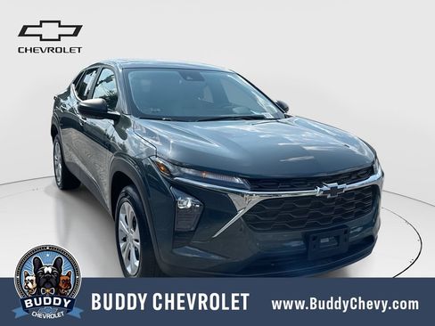 Used 2026 Chevrolet Trax LS FWD image 1