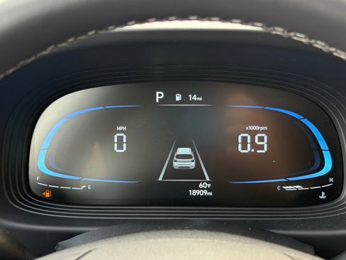 Used 2025 Hyundai Venue SEL image 24