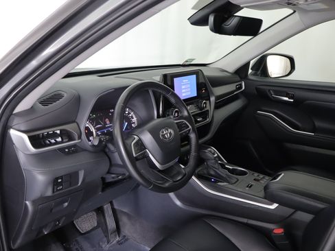 Used 2023 Toyota Highlander XLE AWD/4WD image 11