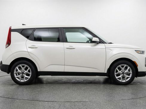 Used 2025 Kia Soul LX w/ LX Technology Package image 11
