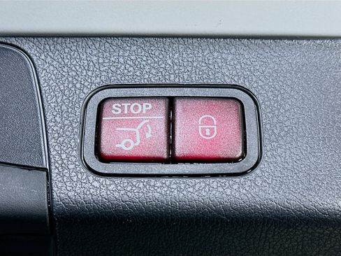 Used 2025 Mercedes-Benz GLB 250 4MATIC image 28