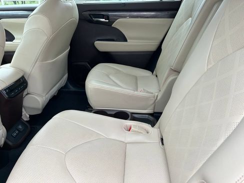 Used 2022 Toyota Highlander Platinum AWD/4WD image 20