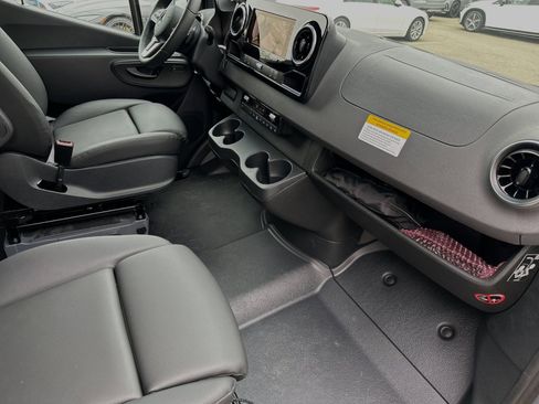 Used 2024 Mercedes-Benz Sprinter 2500 image 17