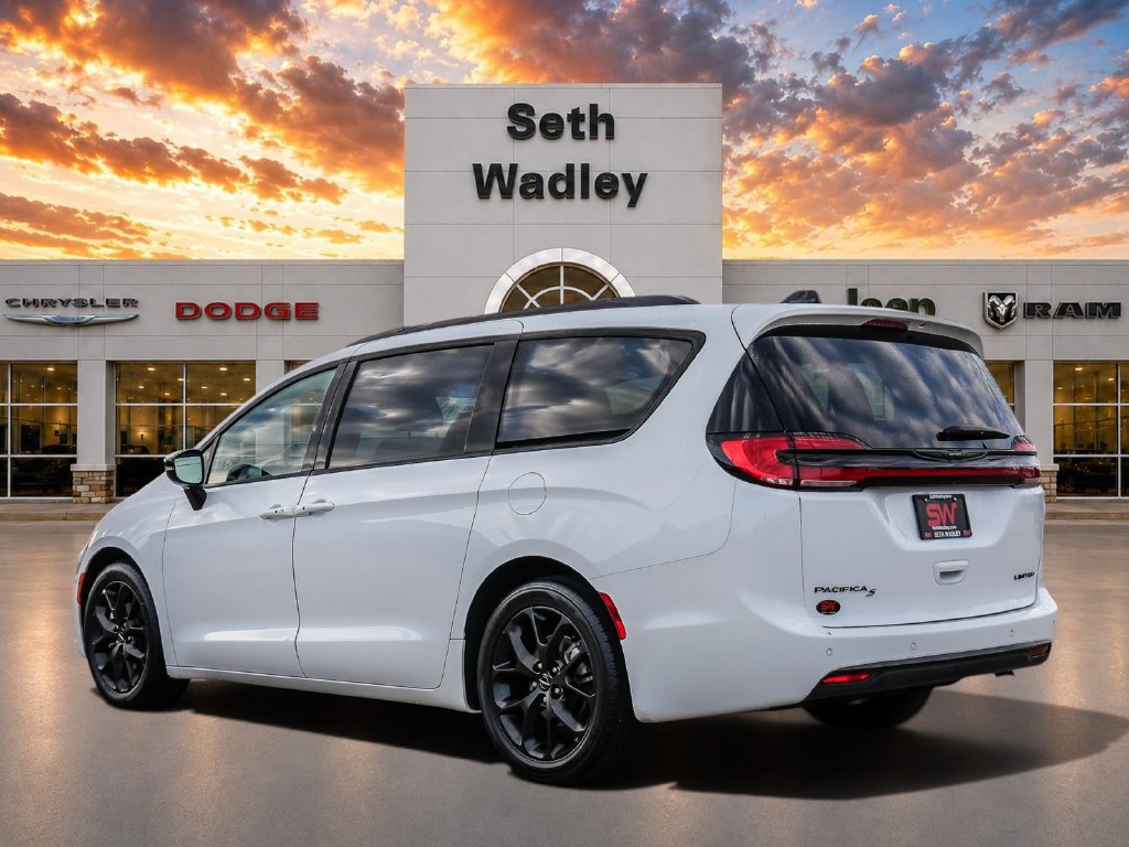 Used 2025 Chrysler Pacifica Limited FWD image 5