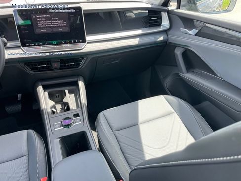 Certified 2025 Volkswagen Tiguan SE AWD/4WD image 10