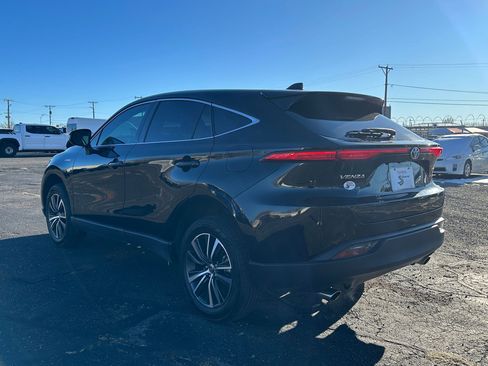 Used 2021 Toyota Venza LE image 3