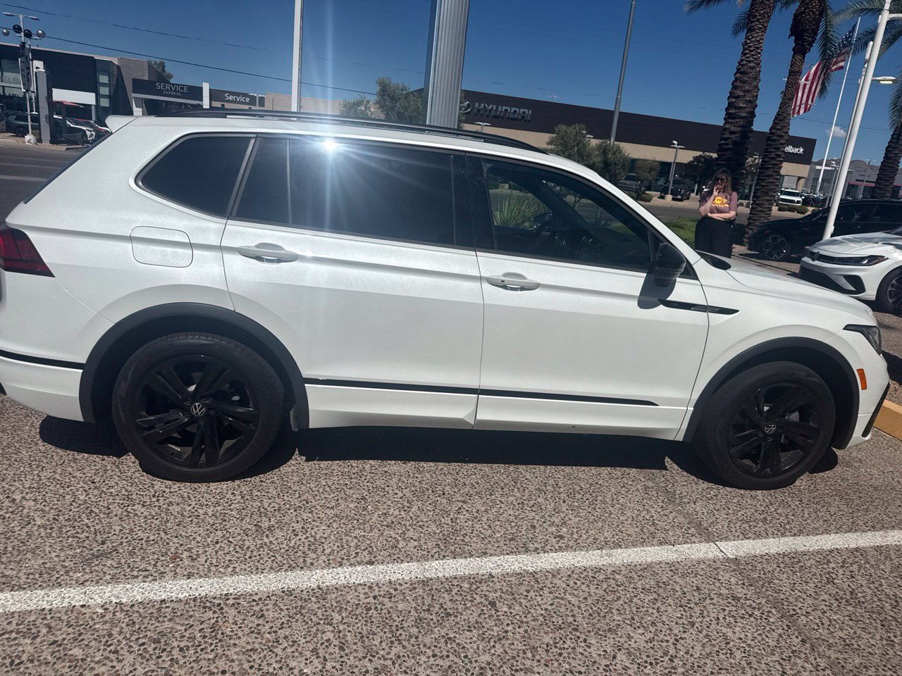 Used 2024 Volkswagen Tiguan SE R-Line AWD/4WD image 8