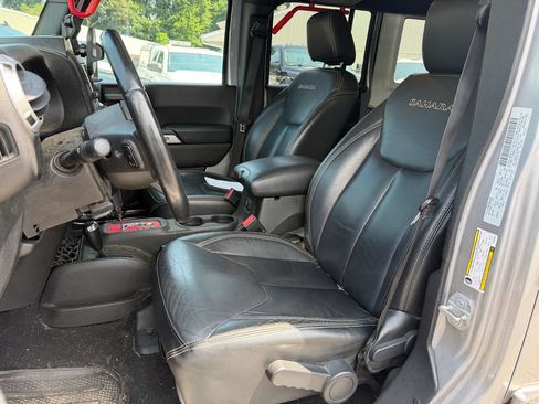 Used 2016 Jeep Wrangler Unlimited Sahara w/ Dual Top Group AWD/4WD image 9