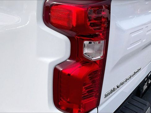 Used 2023 Chevrolet Silverado 1500 LT image 32