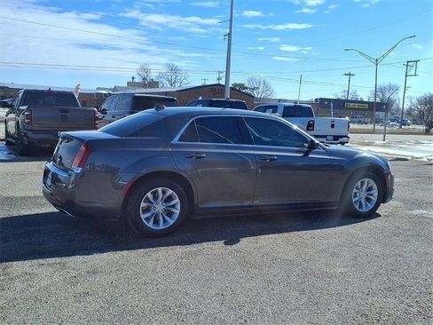Used 2019 Chrysler 300 Touring image 21