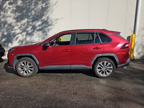 Used 2021 Toyota RAV4 XLE Premium image 3